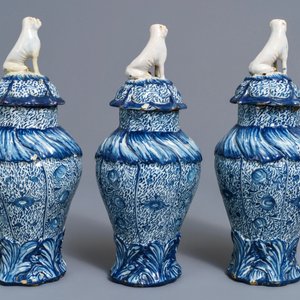 Drie blauwwitte Delftse dekselvazen met honden als dekselknop, 18e eeuw — foto 3