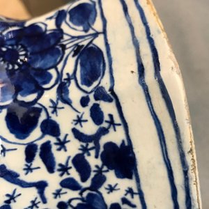 Drie blauwwitte Delftse knobbelvazen met vogels op millefleur decor, 18e eeuw — foto 12