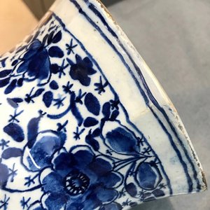 Drie blauwwitte Delftse knobbelvazen met vogels op millefleur decor, 18e eeuw — foto 13