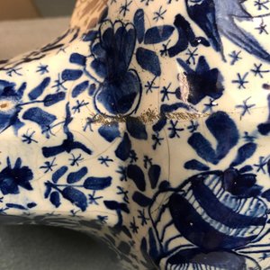 Drie blauwwitte Delftse knobbelvazen met vogels op millefleur decor, 18e eeuw — foto 15