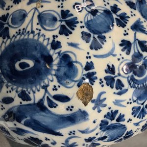 Drie blauwwitte Delftse knobbelvazen met vogels op millefleur decor, 18e eeuw — foto 17