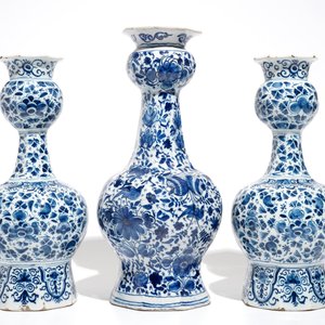 Drie blauwwitte Delftse knobbelvazen met vogels op millefleur decor, 18e eeuw — foto 2