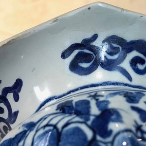 Drie blauwwitte Delftse knobbelvazen met vogels op millefleur decor, 18e eeuw — foto 9