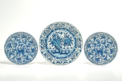 Drie blauwwitte Delftse schotels met chinoiserie decor, 17/18e eeuw