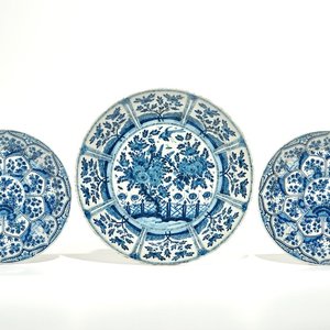 Drie blauwwitte Delftse schotels met chinoiserie decor, 17/18e eeuw — foto 1