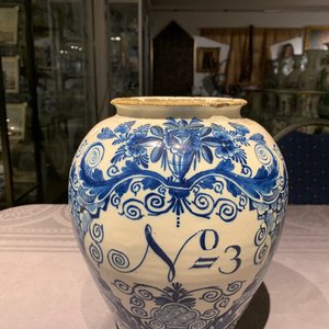 Drie blauwwitte Delftse tabakspotten met koperen deksels, 18e eeuw — foto 12