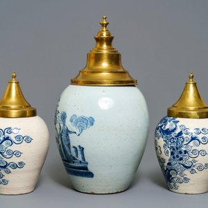 Drie blauwwitte Delftse tabakspotten met koperen deksels, 18e eeuw — foto 4