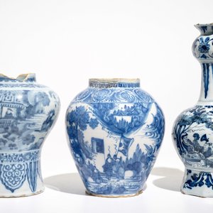 Drie blauwwitte Delftse vazen met chinoiserie decor, 17/18e eeuw — foto 4