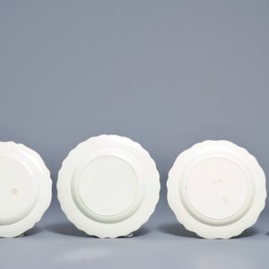 Drie borden en een schoteltje met orangistisch decor in Engelse creamware, 18e eeuw — foto 2