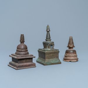 Drie bronzen stoepa's, Tibet, 16/18e eeuw — foto 1