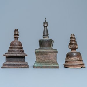 Drie bronzen stoepa's, Tibet, 16/18e eeuw — foto 3