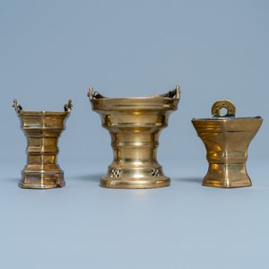 Drie bronzen wijwateremmers, Vlaanderen, 16/17e eeuw — foto 2