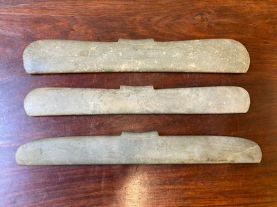 Drie Chinese archaïsche hangers in verkalkte jade, wellicht Liangzhu cultuur — foto 4