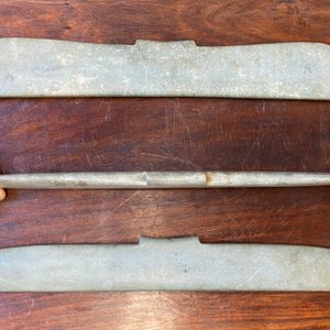 Drie Chinese archaïsche hangers in verkalkte jade, wellicht Liangzhu cultuur — foto 7