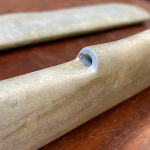 Drie Chinese archaïsche hangers in verkalkte jade, wellicht Liangzhu cultuur — foto 8