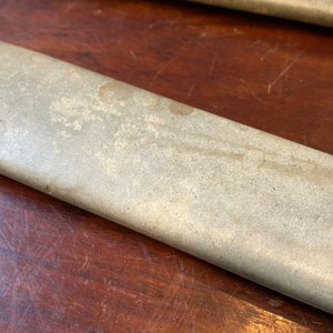Drie Chinese archaïsche hangers in verkalkte jade, wellicht Liangzhu cultuur — foto 15