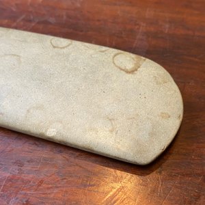 Drie Chinese archaïsche hangers in verkalkte jade, wellicht Liangzhu cultuur — foto 16