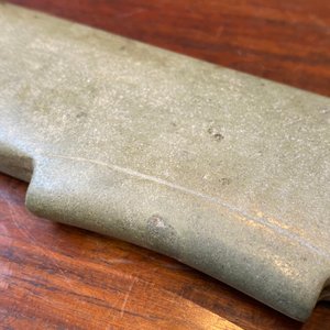 Drie Chinese archaïsche hangers in verkalkte jade, wellicht Liangzhu cultuur — foto 18