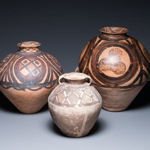 Drie Chinese beschilderde aardewerken potten, Majiayao Yangshaocultuur, 3/2e millennium v.C. — foto 1