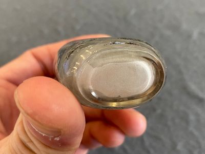 Drie Chinese binnenin beschilderde glazen snuifflesjes, 20e eeuw — foto 12