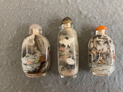 Drie Chinese binnenin beschilderde glazen snuifflesjes, 20e eeuw — foto 2