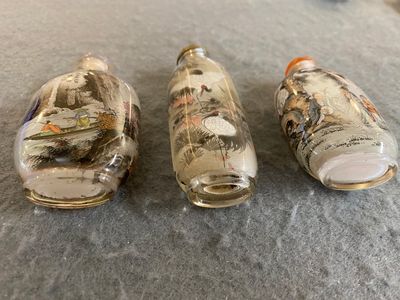 Drie Chinese binnenin beschilderde glazen snuifflesjes, 20e eeuw — foto 3