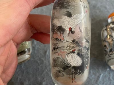 Drie Chinese binnenin beschilderde glazen snuifflesjes, 20e eeuw — foto 6