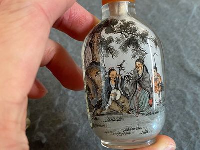 Drie Chinese binnenin beschilderde glazen snuifflesjes, 20e eeuw — foto 9