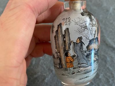 Drie Chinese binnenin beschilderde glazen snuifflesjes, 20e eeuw — foto 10