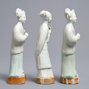 Drie Chinese biscuit figuren met wit en celadon glazuur, Qianlong — foto 3