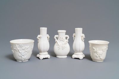 Drie Chinese blanc de Chine vazen en twee bekers, Kangxi en later