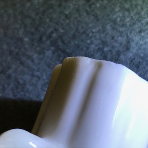 Drie Chinese blanc de Chine vazen en twee bekers, Kangxi en later — foto 15