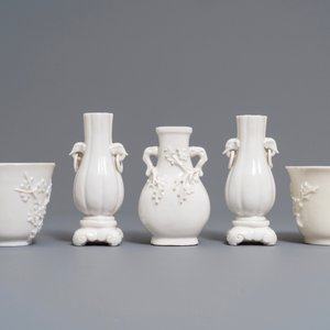 Drie Chinese blanc de Chine vazen en twee bekers, Kangxi en later — foto 4