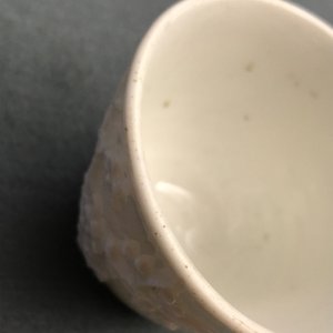 Drie Chinese blanc de Chine vazen en twee bekers, Kangxi en later — foto 8