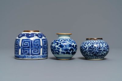 Drie Chinese blauw-witte 'Bleu de Hue' vaasjes voor de Vietnamese markt, 19e eeuw