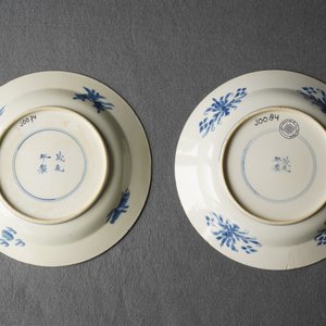 Drie Chinese blauw-witte borden, Chenghua merken, Kangxi — foto 7