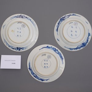 Drie Chinese blauw-witte borden, Chenghua merken, Kangxi — foto 7