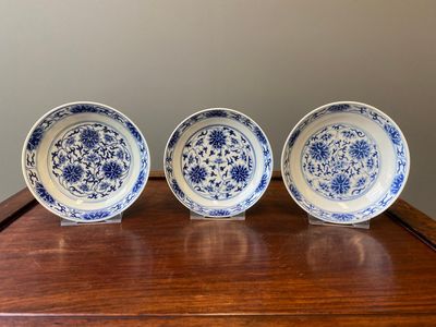 Drie Chinese blauw-witte borden met lotusslingers, Guangxu merk en periode — foto 1