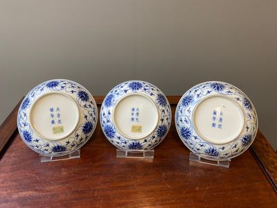 Drie Chinese blauw-witte borden met lotusslingers, Guangxu merk en periode — foto 2