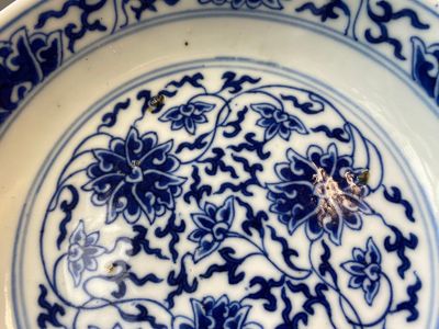 Drie Chinese blauw-witte borden met lotusslingers, Guangxu merk en periode — foto 7