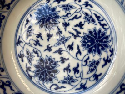 Drie Chinese blauw-witte borden met lotusslingers, Guangxu merk en periode — foto 10