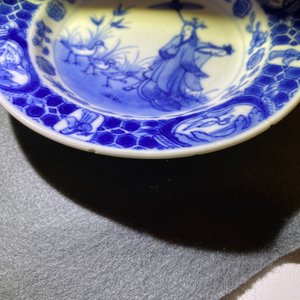 Drie Chinese blauw-witte borden met 'Parasoldames' naar Cornelis Pronk, Qianlong — foto 12