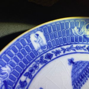 Drie Chinese blauw-witte borden met 'Parasoldames' naar Cornelis Pronk, Qianlong — foto 14