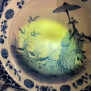 Drie Chinese blauw-witte borden met 'Parasoldames' naar Cornelis Pronk, Qianlong — foto 5