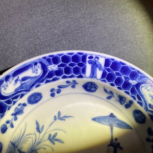 Drie Chinese blauw-witte borden met 'Parasoldames' naar Cornelis Pronk, Qianlong — foto 7