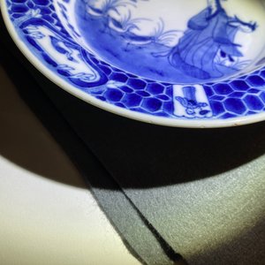 Drie Chinese blauw-witte borden met 'Parasoldames' naar Cornelis Pronk, Qianlong — foto 8