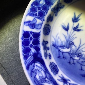 Drie Chinese blauw-witte borden met 'Parasoldames' naar Cornelis Pronk, Qianlong — foto 10
