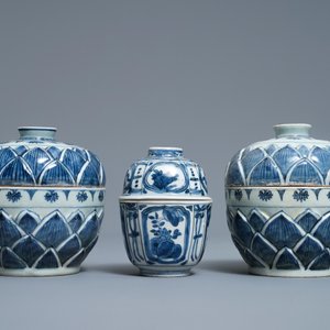 Drie Chinese blauw-witte dekselkommen, Wanli — foto 3