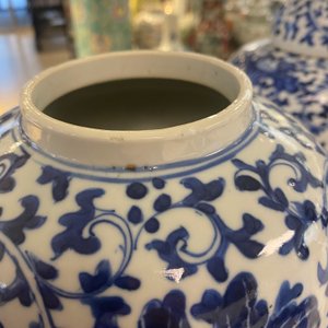 Drie Chinese blauw-witte dekselpotten met florale slingers, 19e eeuw — foto 11