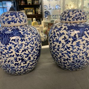 Drie Chinese blauw-witte dekselpotten met florale slingers, 19e eeuw — foto 15